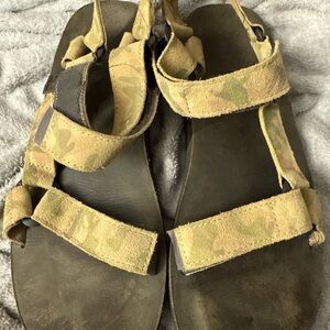 Teva universal slip on sandals camel print size 10